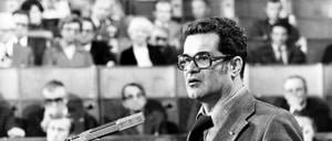 Konrad Wolf stellt im Februar 1977 in Ost-Berlin im neuen Gebäude der Akademie der Künste, der ehemaligen Volkskammer, seinen Film „Mama, ich lebe“ vor.