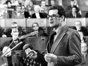 Konrad Wolf stellt im Februar 1977 in Ost-Berlin im neuen Gebäude der Akademie der Künste, der ehemaligen Volkskammer, seinen Film „Mama, ich lebe“ vor.