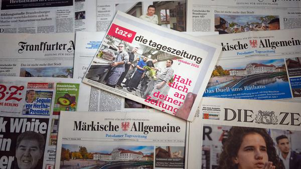 Die letzte Printausgabe der Zeitung „taz“ vom 17. Oktober 2025 liegt auf einem Tisch zwischen anderen Zeitungen. 