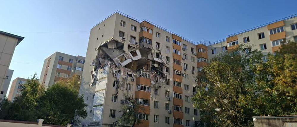 Das Haus droht einzustürzen, mehr Opfer werden befürchtet.