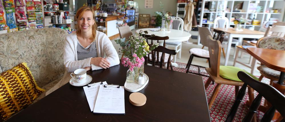 Dorfladen für Potsdam Marquardt. Neuer Dorfladen eröffnet im früheren DDR-Konsum an der Hauptstraße in Marquardt. Konzept: Dorfladen mit Café. Inhaberin Melanie Valentin.