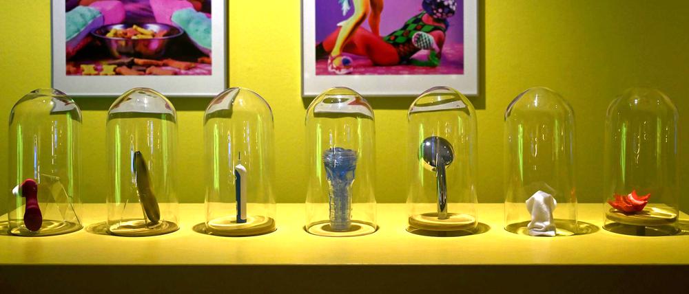 Auch Brausen taugen als Sextoy. „Apropos Sex“ stellt sie vorsichtshalber unter Glas aus.