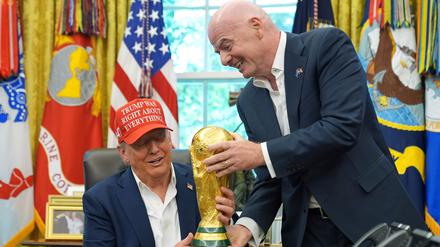 Bringen diese beiden, US-Präsident Donald Trump und Fifa-Präsident Gianni Infantino (r.) Frieden nach Gaza? Zweifel sind angebracht.