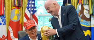 Bringen diese beiden, US-Präsident Donald Trump und Fifa-Präsident Gianni Infantino (r.) Frieden nach Gaza? Zweifel sind angebracht.