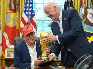 Bringen diese beiden, US-Präsident Donald Trump und Fifa-Präsident Gianni Infantino (r.) Frieden nach Gaza? Zweifel sind angebracht.