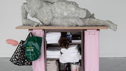 Mit Humor gegen Frauenklischees: Nicole Wermers üppiger Frauenakt „Reclining Female“ thront auf einem Putzwagen voller Handtücher (von 2024).