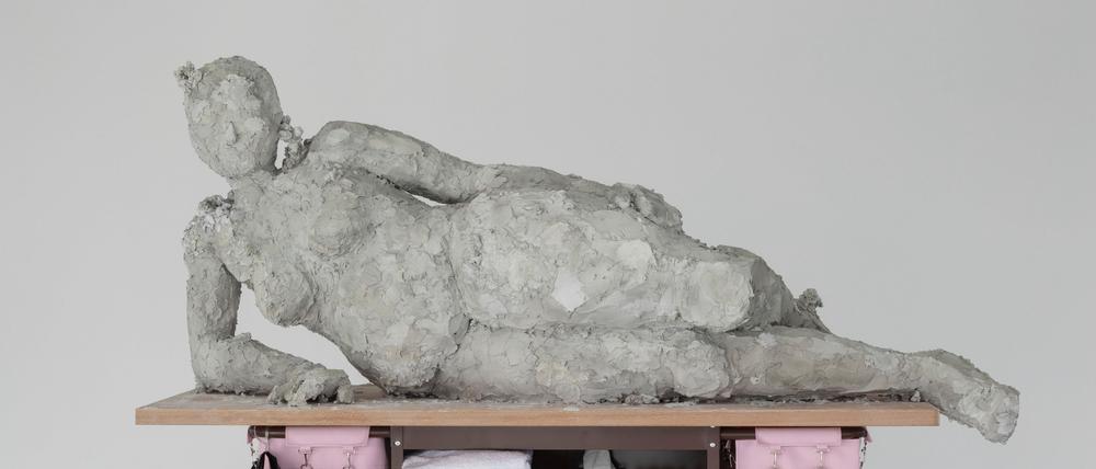 Mit Humor gegen Frauenklischees: Nicole Wermers üppiger Frauenakt „Reclining Female“ thront auf einem Putzwagen voller Handtücher (von 2024).