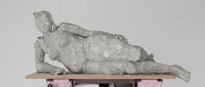 Mit Humor gegen Frauenklischees: Nicole Wermers üppiger Frauenakt „Reclining Female“ thront auf einem Putzwagen voller Handtücher (von 2024).