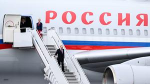 Wladimir Putin steigt aus der Präsidentenmaschine aus.