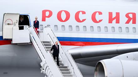 Wladimir Putin steigt aus der Präsidentenmaschine aus.