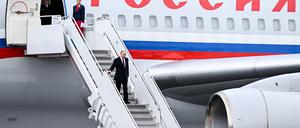 Wladimir Putin steigt aus der Präsidentenmaschine aus.