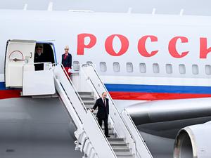Wladimir Putin steigt aus der Präsidentenmaschine aus.