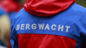 Der Schriftzug Bergwacht steht auf der Einsatzkleidung eines Bergwachtmitgliedes. 