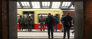 Reisende stehen am Berliner Bahnhof Gesundbrunnen vor einer einfahrenden S-Bahn. Am Wochenende fährt keine S-Bahn über den Bahnhof Gesundbrunnen und zum Wochenstart wird ein Abschnitt auf der U2 vollgesperrt.