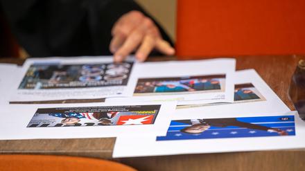 Bystrons Verteidiger versuchte in dessen Abwesenheit, die Vorwürfe vor Gericht mit Hilfe anderer Abbildungen zu relativieren.