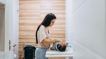 Wer als Eltern mit Baby oder Kleinkind am öffentlichen Leben teilhaben will, braucht Wickel- und Stillorte. (Symbolbild)