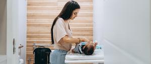 Wer als Eltern mit Baby oder Kleinkind am öffentlichen Leben teilhaben will, braucht Wickel- und Stillorte. (Symbolbild)