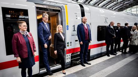 Bahnchefin Evelyn Palla (3.v.l.) und Verkehrsminister Patrick Schnieder (CDU, 2.v.l) bei der Vorstellung des neuen ICE L.