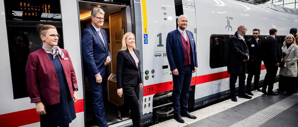 Bahnchefin Evelyn Palla (3.v.l.) und Verkehrsminister Patrick Schnieder (CDU, 2.v.l) bei der Vorstellung des neuen ICE L.