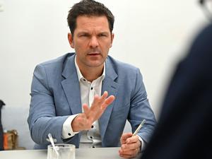 Steffen Krach soll die SPD in den Wahlkampf für die Abgeordnetenhauswahl 2026 führen. Auf einem Parteitag am 15. November soll er zum Spitzenkandidaten gekürt werden. 
