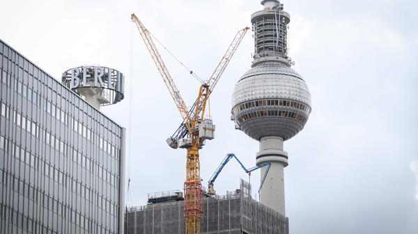 Berlin, Hochhausbaustelle am Alex Im Bild ist der Hochhausneubau am Alexanderplatz am Galeria Gebäude am 25.08.2025 in Berlin zu sehen. Berlin Berlin Deutschland *** Berlin, high-rise construction site at Alex The picture shows the new high-rise building at Alexanderplatz at the Galeria building on 25 08 2025 in Berlin Berlin Germany
