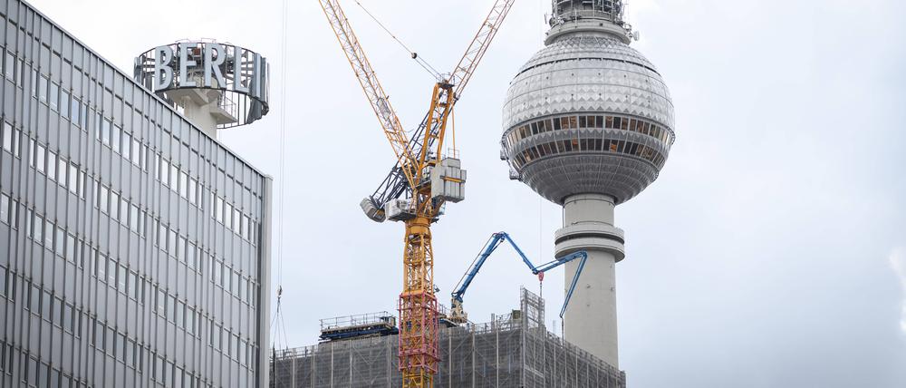 Berlin, Hochhausbaustelle am Alex Im Bild ist der Hochhausneubau am Alexanderplatz am Galeria Gebäude am 25.08.2025 in Berlin zu sehen. Berlin Berlin Deutschland *** Berlin, high-rise construction site at Alex The picture shows the new high-rise building at Alexanderplatz at the Galeria building on 25 08 2025 in Berlin Berlin Germany