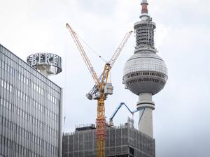 Berlin, Hochhausbaustelle am Alex Im Bild ist der Hochhausneubau am Alexanderplatz am Galeria Gebäude am 25.08.2025 in Berlin zu sehen. Berlin Berlin Deutschland *** Berlin, high-rise construction site at Alex The picture shows the new high-rise building at Alexanderplatz at the Galeria building on 25 08 2025 in Berlin Berlin Germany