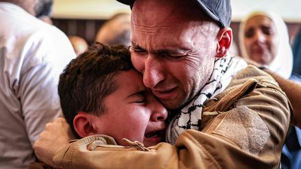 Moment des Glücks. Ein Palästinenser wird bei seiner Entlassung aus dem Militärgefängnis Ofer von seinem Sohn empfangen. 