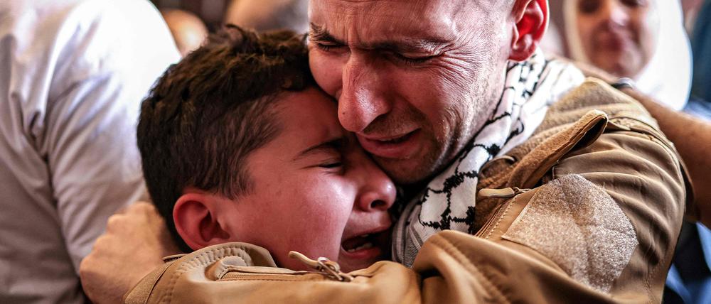 Moment des Glücks. Ein Palästinenser wird bei seiner Entlassung aus dem Militärgefängnis Ofer von seinem Sohn empfangen.
