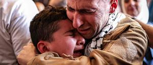 Moment des Glücks. Ein Palästinenser wird bei seiner Entlassung aus dem Militärgefängnis Ofer von seinem Sohn empfangen. 