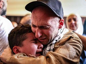 Moment des Glücks. Ein Palästinenser wird bei seiner Entlassung aus dem Militärgefängnis Ofer von seinem Sohn empfangen. 