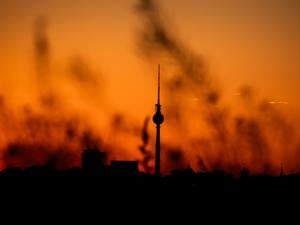 Vor Sonnenaufgang: Blick auf den Berliner Fernsehturm, vom Drachenberg aus gesehen.