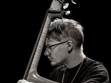 Kontrabassist Felix Henkelhausen beim Jazzfest Berlin: „Der Ball muss rollen“