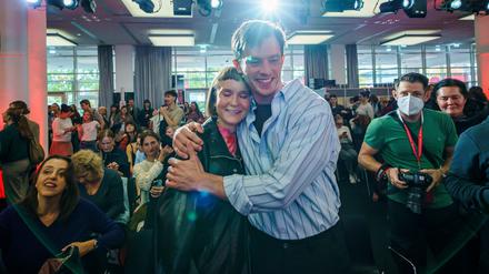 Die Schriftstellerin Caroline Wahl mit dem Schauspieler Jannis Niewöhner, der den Julius-Campe-Preis gewonnen hat. Wahl hielt auf Niewöhner die Laudatio.