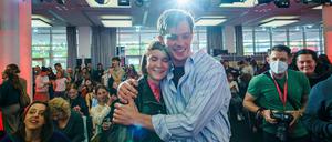 Die Schriftstellerin Caroline Wahl mit dem Schauspieler Jannis Niewöhner, der den Julius-Campe-Preis gewonnen hat. Wahl hielt auf Niewöhner die Laudatio.