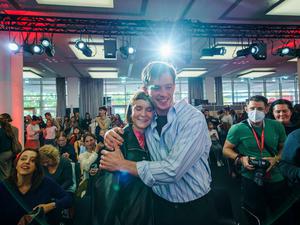 Die Schriftstellerin Caroline Wahl mit dem Schauspieler Jannis Niewöhner, der den Julius-Campe-Preis gewonnen hat. Wahl hielt auf Niewöhner die Laudatio.