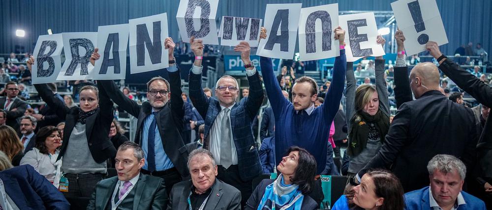 Auf dem Bundesparteitag Anfang Februar, kurz nach einer migrationspolitischen Mehrheit mit der AfD im Bundestag, haben Aktivisten von CDU-Chef Friedrich Merz mehr Distanz zu den Rechtsextremen gefordert.