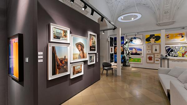 Blick in die Stände der Galerie Andreas Binder (links) und von Korff Fine ArtMunich auf der Munich Highlights.