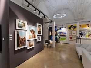 Blick in die Stände der Galerie Andreas Binder (links) und von Korff Fine ArtMunich auf der Munich Highlights.