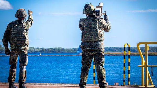 Ein System zur Drohnenabwehr vom Typ HP 47+ bei einem Übungsszenario im Hafen von Rostock.