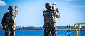 Ein System zur Drohnenabwehr vom Typ HP 47+ bei einem Übungsszenario im Hafen von Rostock.