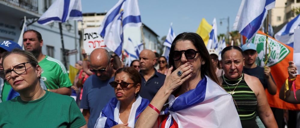 Freunde, Familienangehörige und die israelische Öffentlichkeit nehmen an der Beerdigungsprozession von Rishon LeZion nach Petah Tikva für die getötete Geisel Inbar Hayman teil.