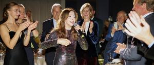 Am Ende sang Vicky Leandros „Nein, sorg’ Dich nicht um mich“ und vielen Gästen stehen Tränen in den gestrafften Augen.