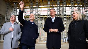 Auf der Baustelle: Kulturstaatsminister Wolfram Weimer (2.v.r.), zusammen mit Christian Kaiser (links außen), Leiter Bundesbau Baden-Württemberg, sowie Klaus Biesenbach, Direktor der Neuen Nationalgalerie, und Marion Ackermann, Präsidentin der Stiftung Preußischer Kulturbesitz.