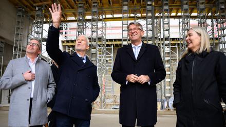 Auf der Baustelle: Kulturstaatsminister Wolfram Weimer (2.v.r.), zusammen mit Christian Kaiser (links außen), Leiter Bundesbau Baden-Württemberg, sowie Klaus Biesenbach, Direktor der Neuen Nationalgalerie, und Marion Ackermann, Präsidentin der Stiftung Preußischer Kulturbesitz.
