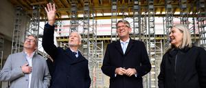 Auf der Baustelle: Kulturstaatsminister Wolfram Weimer (2.v.r.), zusammen mit Christian Kaiser (links außen), Leiter Bundesbau Baden-Württemberg, sowie Klaus Biesenbach, Direktor der Neuen Nationalgalerie, und Marion Ackermann, Präsidentin der Stiftung Preußischer Kulturbesitz.