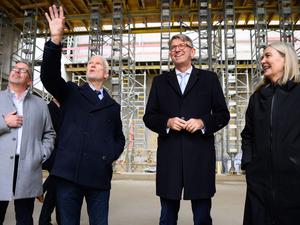 Auf der Baustelle: Kulturstaatsminister Wolfram Weimer (2.v.r.), zusammen mit Christian Kaiser (links außen), Leiter Bundesbau Baden-Württemberg, sowie Klaus Biesenbach, Direktor der Neuen Nationalgalerie, und Marion Ackermann, Präsidentin der Stiftung Preußischer Kulturbesitz.