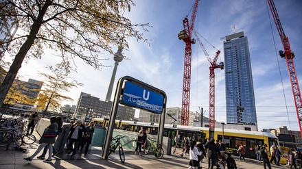 Baukräne an einem Ausgang der U-Bahn am Alexanderplatz in Berlin.
