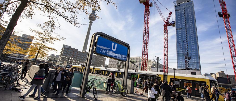 Baukräne an einem Ausgang der U-Bahn am Alexanderplatz in Berlin.