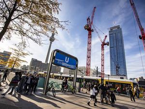 Baukräne an einem Ausgang der U-Bahn am Alexanderplatz in Berlin.